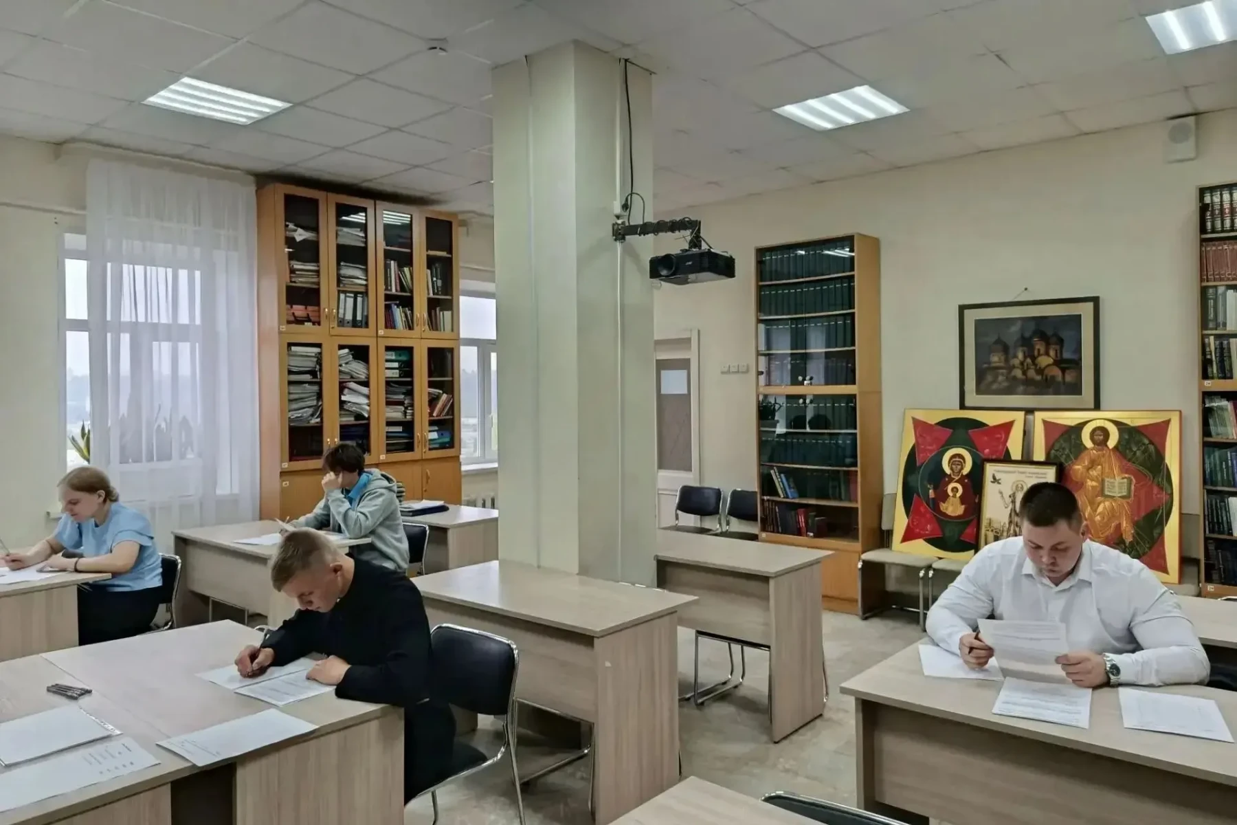 В Смоленской духовной семинарии стартовали вступительные испытания. В Смоленской духовной семинарии стартовали вступительные испытания.