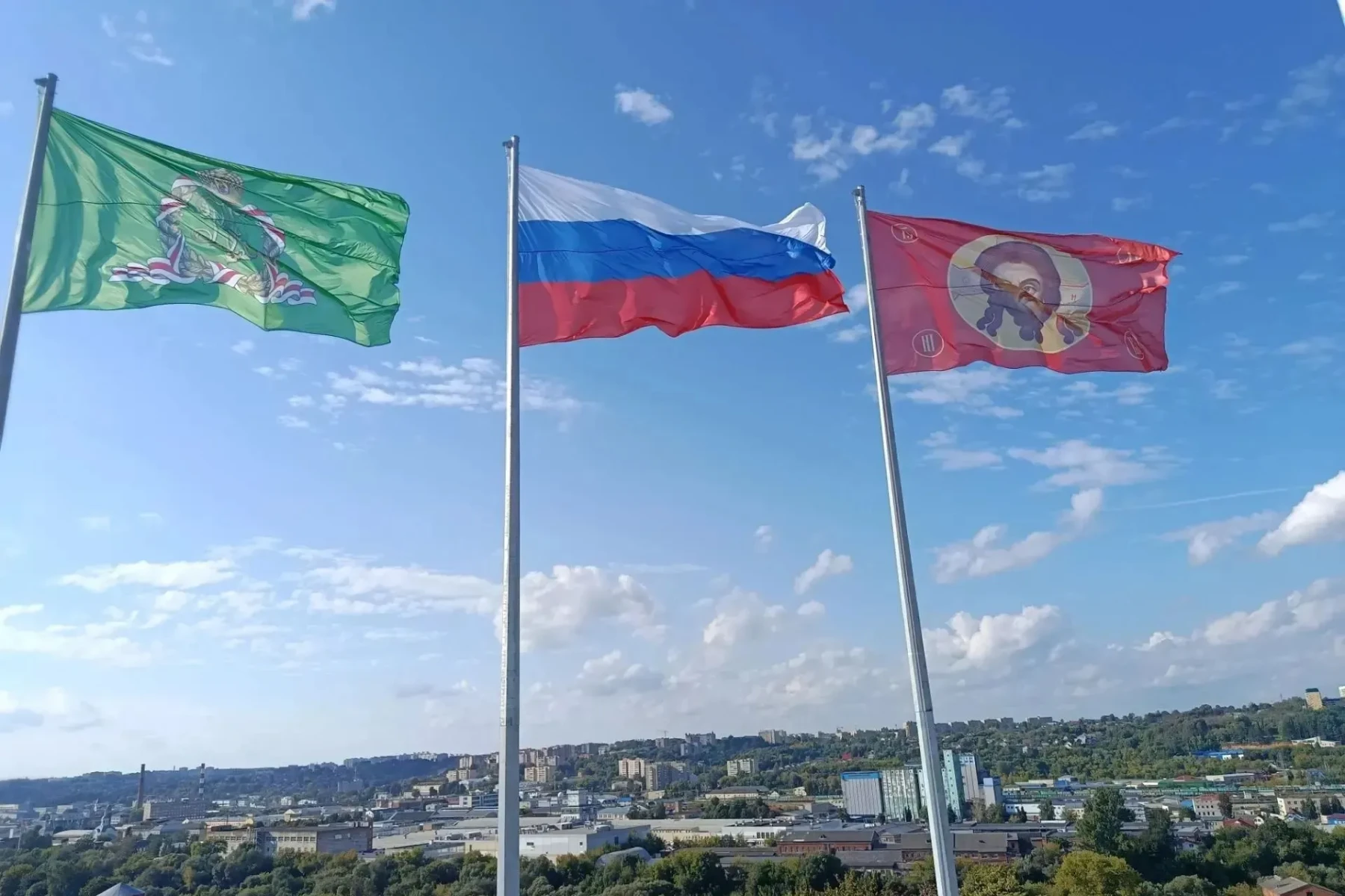 На «Покровской круче» в Смоленске торжественно подняли три 20-метровых стяга. На «Покровской круче» в Смоленске торжественно подняли три 20-метровых стяга.
