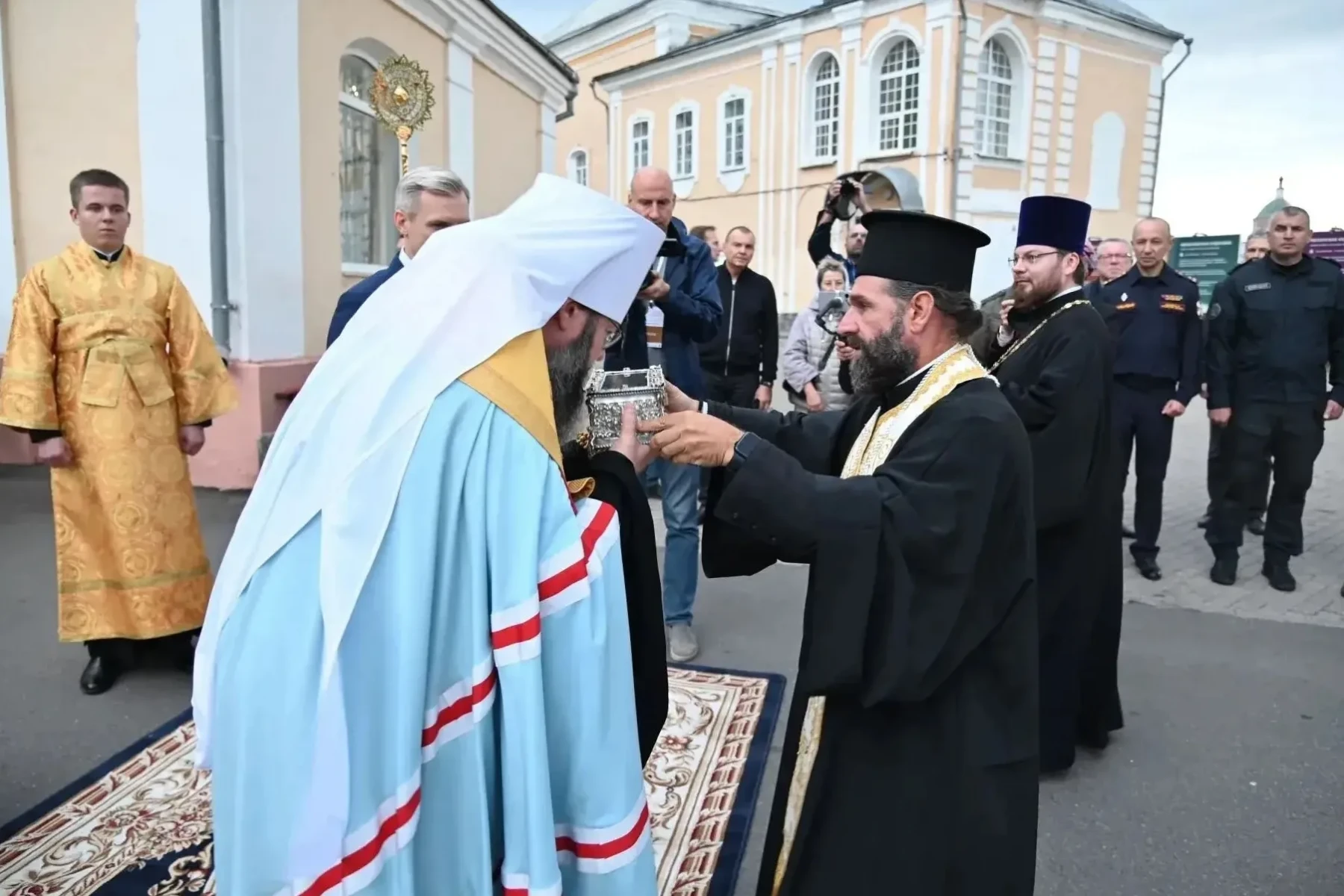 Смоленск принял великую христианскую святыню: в город привезли десницу святителя Спиридона. Смоленск принял великую христианскую святыню: в город привезли десницу святителя Спиридона.