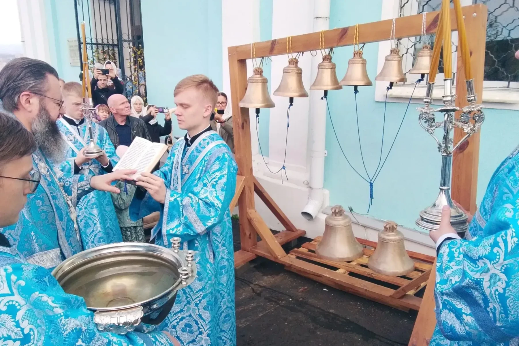 Освящение колоколов и крестный ход.