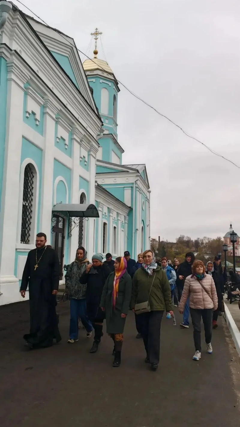 Ректор семинарии провёл экскурсию для группы смолян. Ректор семинарии провёл экскурсию для группы смолян.