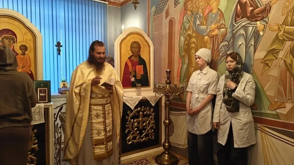 Божественная Литургия в домовом храме медицинского колледжа Божественная Литургия в домовом храме медицинского колледжа
