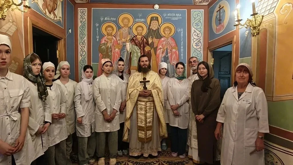 Божественная Литургия в домовом храме медицинского колледжа Божественная Литургия в домовом храме медицинского колледжа